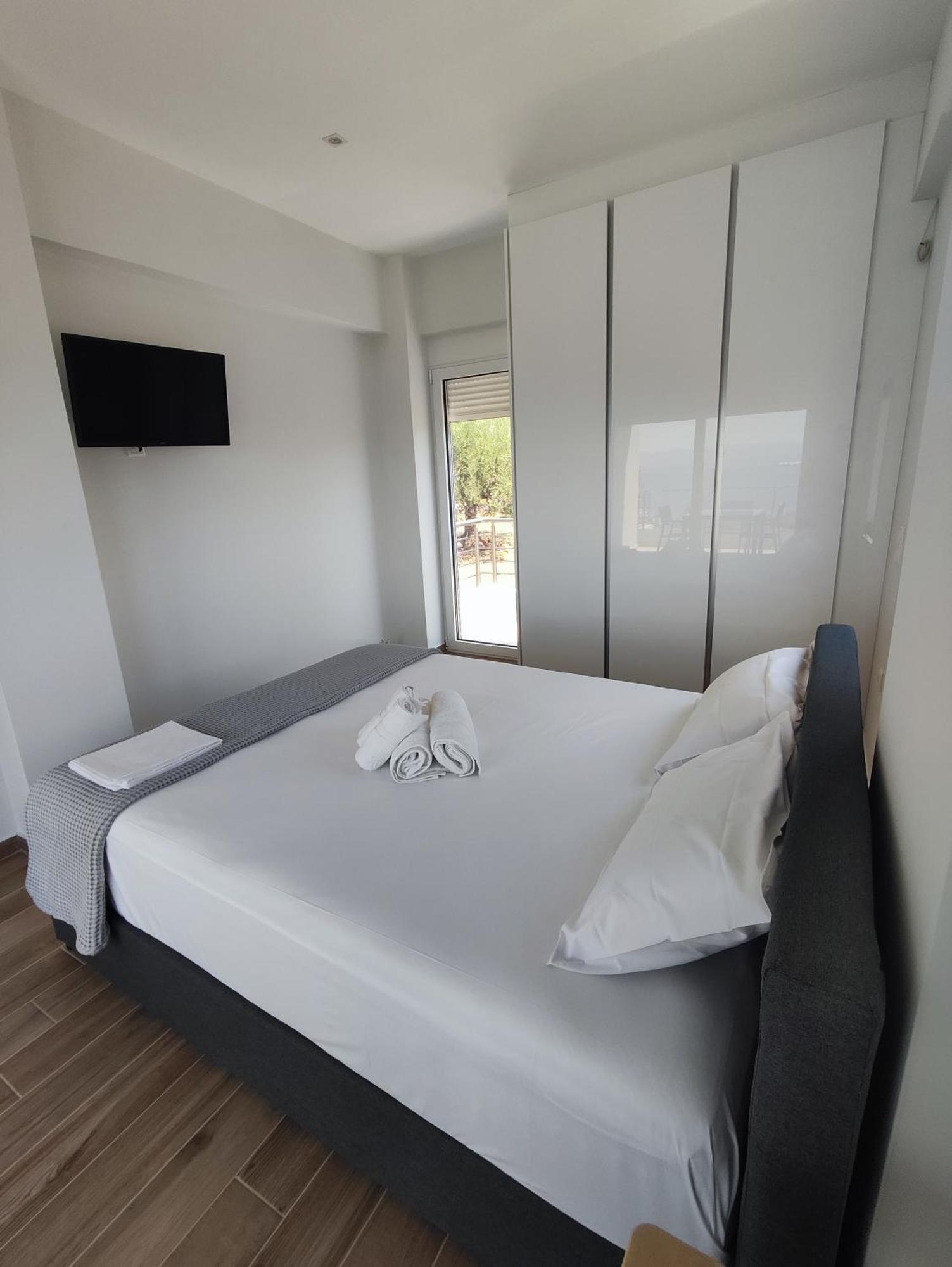 Evilenia Luxury Apartments Kalamata Exterior photo